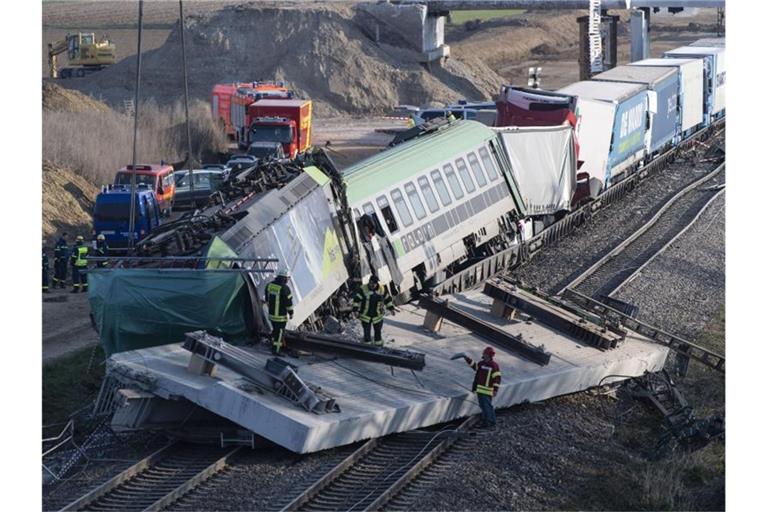 Eine havarierte Lokomotive steht nach einem Unfall schief auf den Gleisen. Foto: Patrick Seeger/dpa/Archivbild