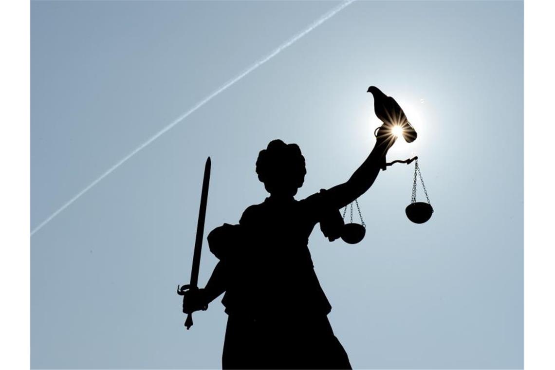 Sprengstoff-Anschläge auf Firmen: Elektriker angeklagt Eine Justitia-Figur steht unter freiem Himmel. Foto: Arne Dedert/dpa/Symbolbild