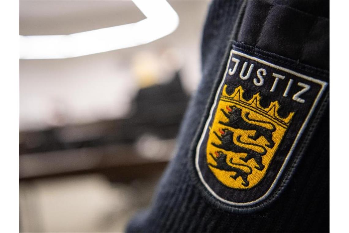 Wenn Ehrgefühl tötet: Mann wegen blutigen Mordes verurteilt Eine Justizbeamter steht in einem Gerichtssaal des Landgerichts Stuttgart. Foto: Sebastian Gollnow/dpa/Archivbild