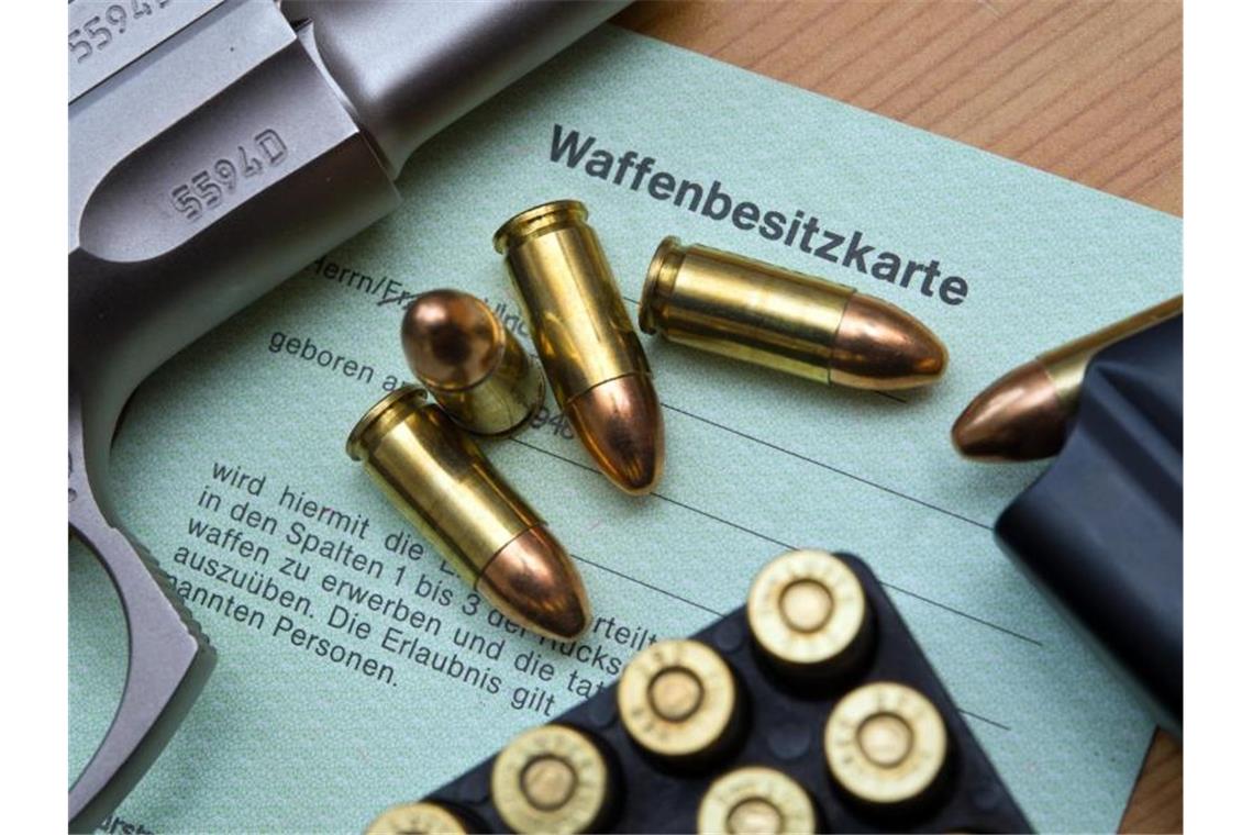 Mehr Rechtsextremisten mit Waffen im Visier der Behörden Eine Kaliber 9 mm Pistole, Patronen und ein Magazin liegen auf einer Waffenbesitzkarte. Foto: Patrick Pleul/dpa-Zentralbild/dpa