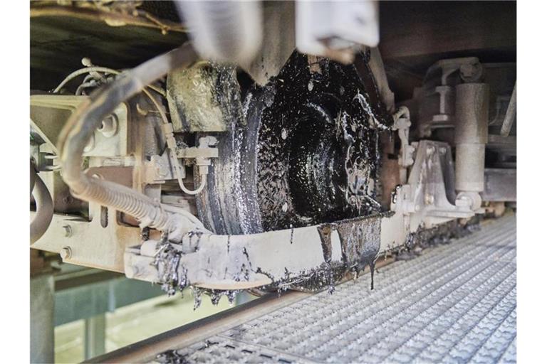 Eine klebrige Masse hängt an einem Rad einer Karlsruher Straßenbahn im Betriebshof. Foto: Jens Alemann/dpa/Archivbild