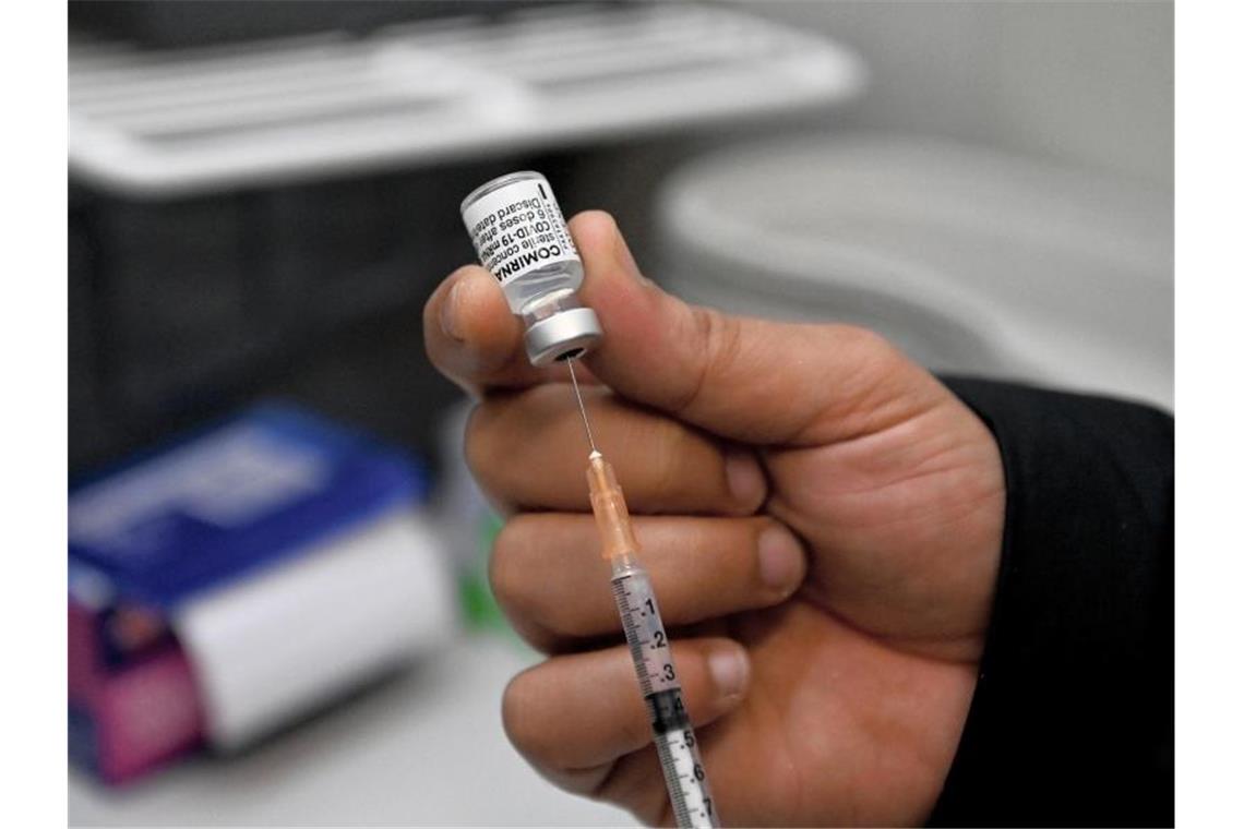 Patientenschützer fordern Angabe der 2G-Quote bei Personal Eine Krankenschwester zieht eine Spritze mit einer COVID-19-Impfung von Pfizer auf. Foto: Bianca De Marchi/AAP/dpa