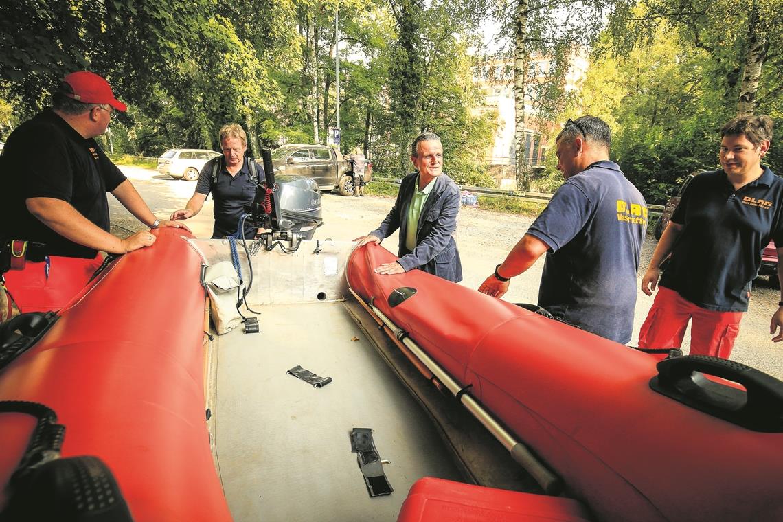 Eine kurze Verschnaufpause war Nopper und Stampfl nicht vergönnt. Das DLRG-Boot hatte ein Loch, weswegen beiden den Weg zur Bleichwiese ebenfalls zu Fuß bewältigten.