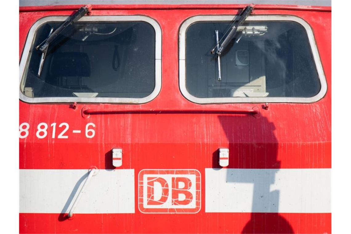 Eine leere Lok steht an einem Hauptbahnhof. Foto: Julian Stratenschulte/dpa