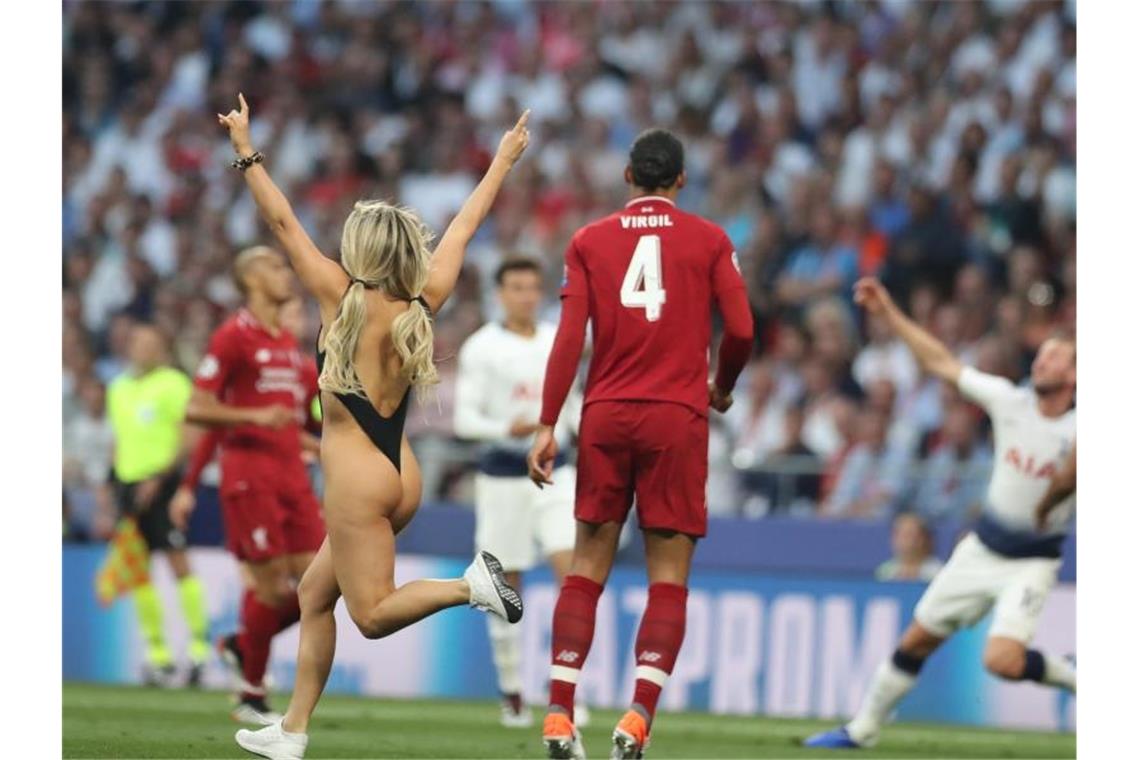 Klopp führt Liverpool gegen Tottenham auf Europas Thron Eine leicht bekleidete Flitzerin sorgte in der ersten Halbzeit für eine kurze Spielunterbrechung. Foto: Jan Woitas