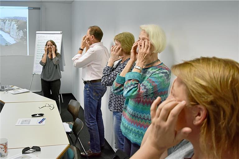 Eine leichte Fingerdruckmassage kann den gestressten Augen dabei helfen, sich wieder etwas zu entspannen. Foto: Tobias Sellmaier