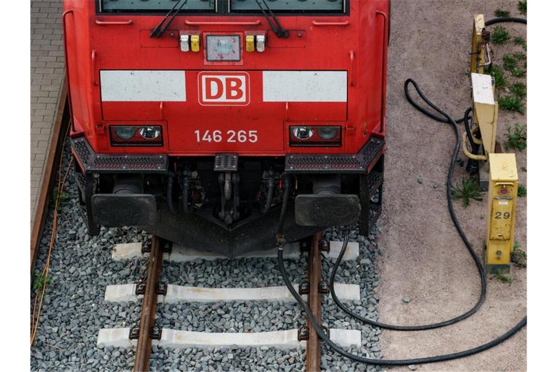 Eine Lokomotive der Deutschen Bahn steht vor dem Kieler Hauptbahnhof auf den Gleisen und ist an Versorgungsleitungen angeschlossen. Foto: Axel Heimken/dpa