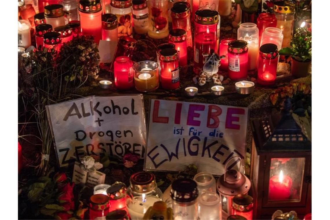 „Kamikaze“ - Münchner Raser wegen Mordes verurteilt Eine Mahnwache für den bei dem Raserunfall getöteten 14-Jährigen in München. Foto: Lino Mirgeler/dpa