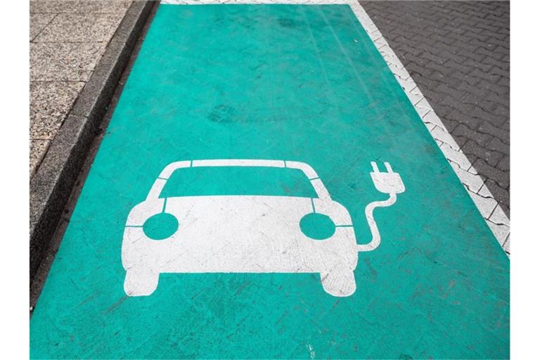 Eine Markierung zeigt einen Parkplatz mit Ladesäule für Elektrofahrzeuge an. Foto: Jan Woitas/zb/dpa