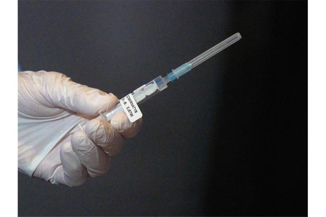 Zwei Prozent der Bevölkerung gegen Corona geimpft Eine medizinische Mitarbeiterin hält eine Spritze mit einem Impfstoff gegen Covid-19. Foto: Thomas Frey/dpa Pool/dpa