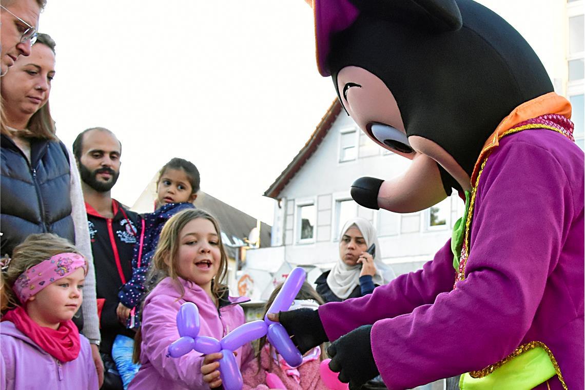 Eine Mickey Maus machte Luftballonkunstwerke für Kinder an der Bleichwiese. 