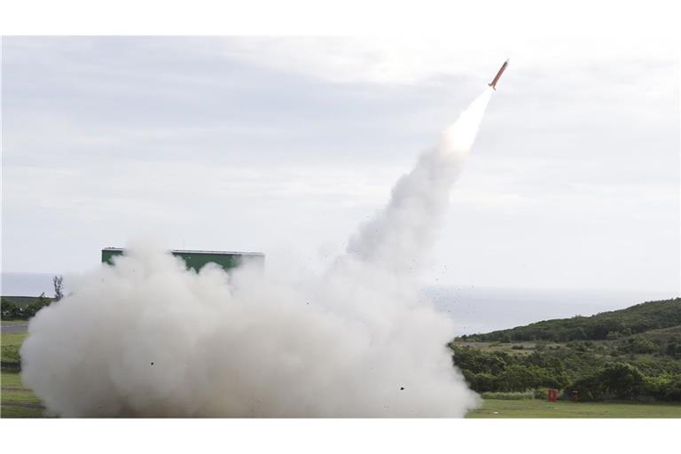 Eine MIM-104C (PAC-2) Patriot Kurzstrecken-Flugabwehrrakete wird während einer Übung in Pingtung County, Südtaiwan, gestartet.