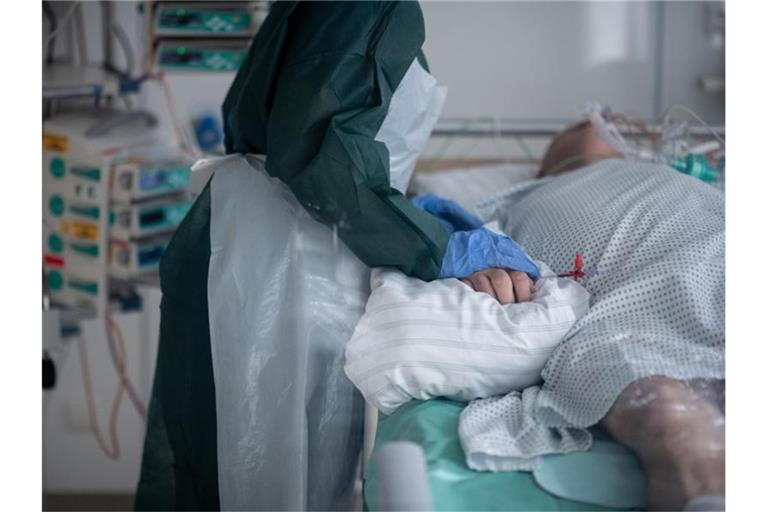 Eine Mitarbeiterin der Pflege betreut einen Corona-Intensivpatienten. Foto: Fabian Strauch/dpa/Symbolbild