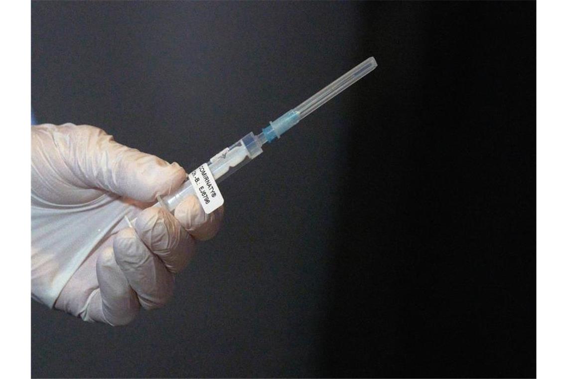 „Bürgerforum Corona“ befürwortet allgemeine Impfpflicht Eine Mitarbeiterin eines Impfteams überprüft eine Spritze mit einem Impfstoff gegen Covid-19. Foto: Thomas Frey/dpa Pool/dpa/Symbolbild