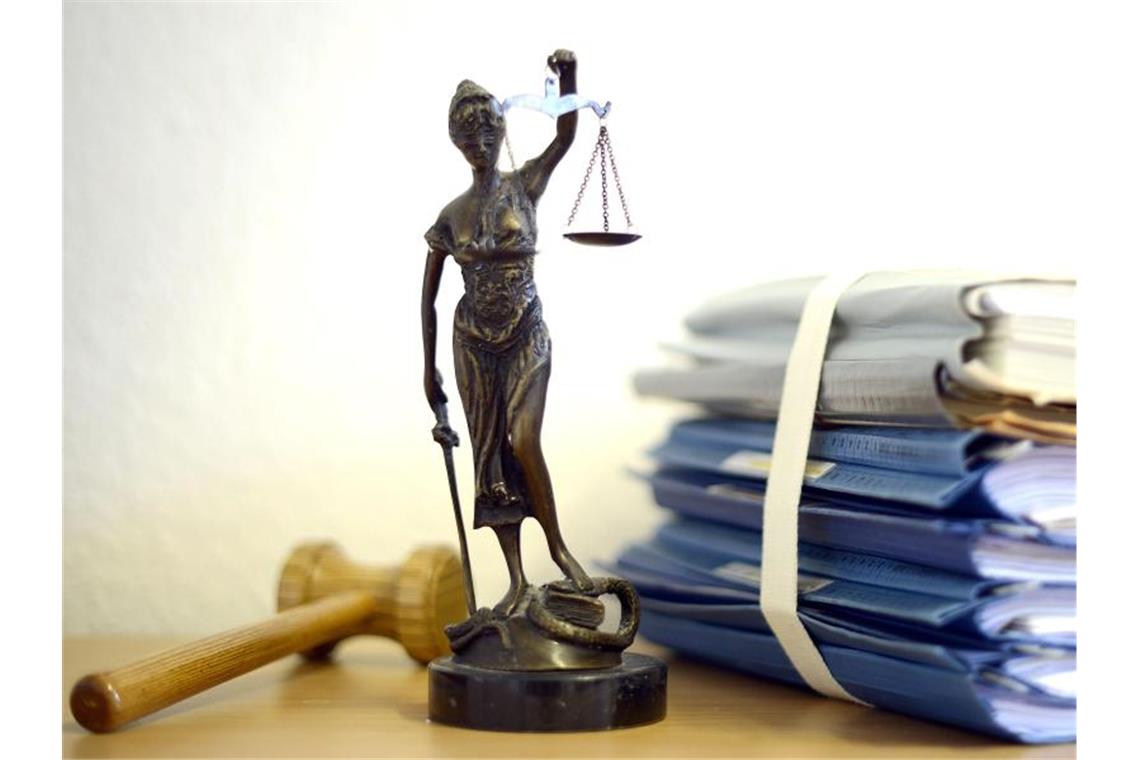 Heidelberger Lärmstreit geht in eine weitere Etappe Eine modellhafte Nachbildung der Justitia. Foto: Volker Hartmann/dpa/Archivbild
