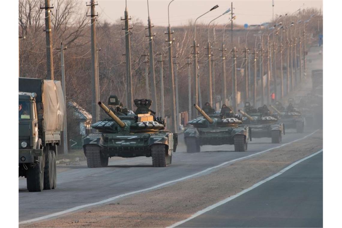 Krieg gegen die Ukraine: So ist die Lage Eine mutmaßlich russische Panzerkolonne auf einer Autobahn in der Region Mariupol. Foto: Maximilian Clarke/SOPA Images via ZUMA Press Wire/dpa