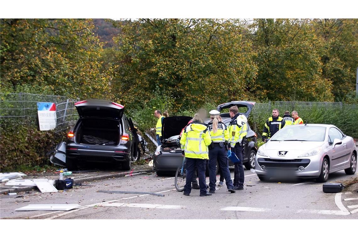 Eine Mutter und ihre zwei kleinen Söhne starben noch an der Unfallstelle.