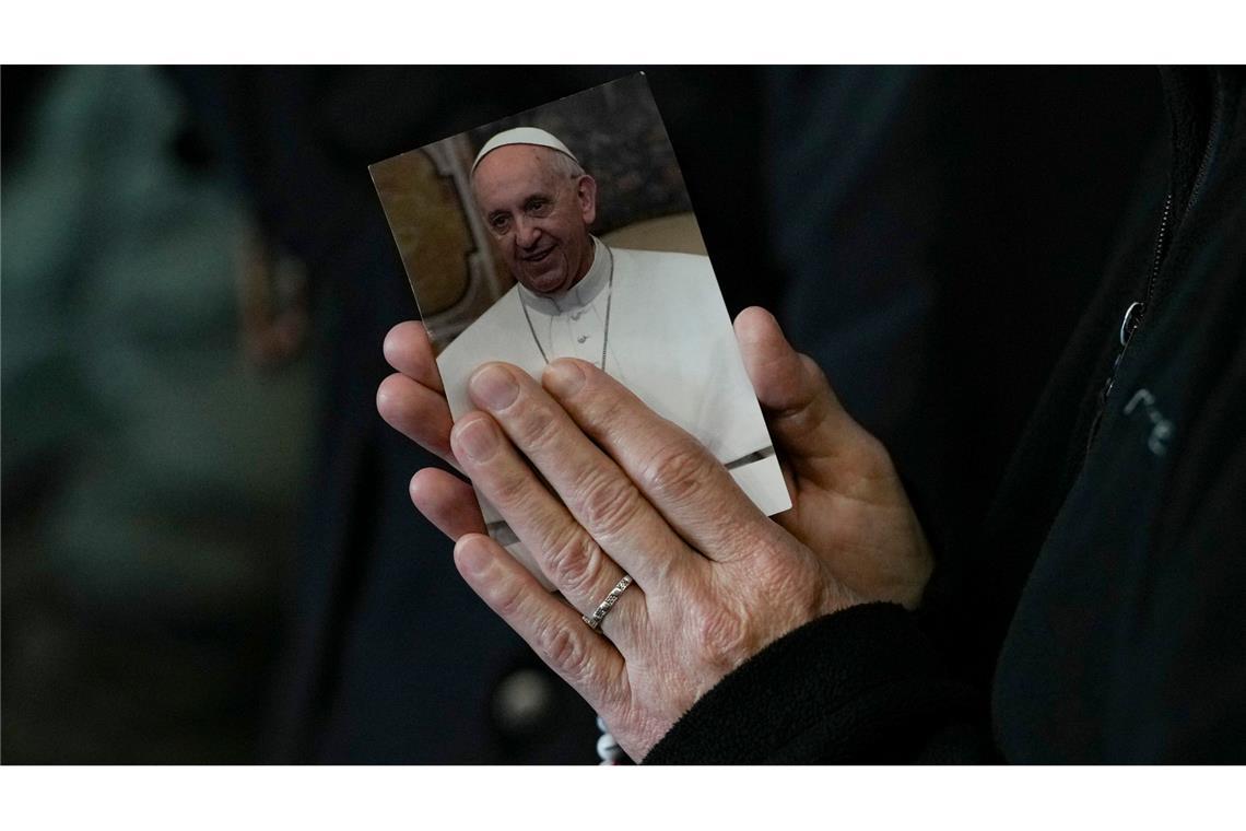 Eine Nonne betet für Papst Franziskus auf dem Petersplatz. Der Papst ist nach Einschätzung der Ärzte nicht mehr in unmittelbarer Gefahr.