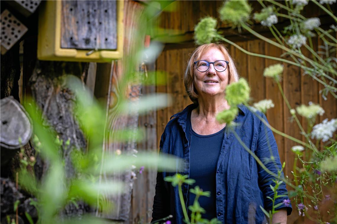 Eine Oase der Ruhe im täglichen Trubel: Karin Moll im Schulgarten der Mörikeschule. Foto: Alexander Becher