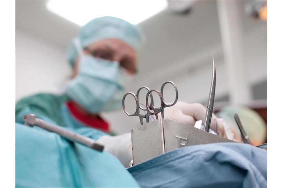 Krankenkassen legen Statistik zu Ärztefehlern vor Eine OP-Schwester greift nach dem Operationsbesteck. Jahr für Jahr erstellen die Gutachter der Medizinischen Dienste Tausende Gutachten wegen möglicher Behandlungsfehler. Foto: Friso Gentsch