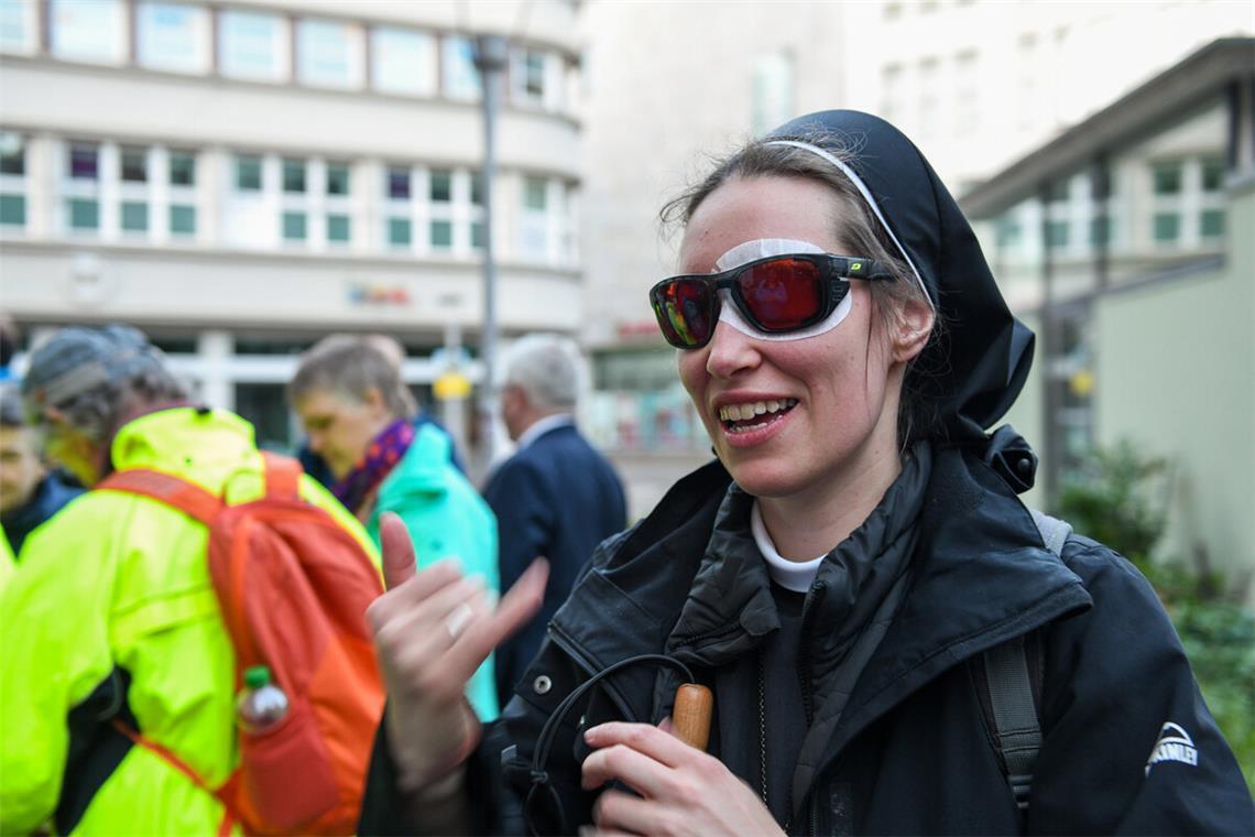 Eine Ordensschwester auf dem Erfurter Katholikentag im Gespräch mit anderen Teilnehmern.