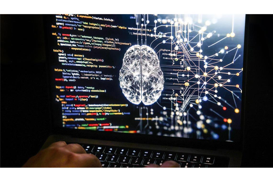 Eine Person arbeitet am Rechner, auf dessen Bildschirm ein durch Künstliche Intelligenz generiertes Illustrationsbild mit Code verschiedener Programmiersprachen und einem neuronalen Netzwerk-Diagramm zu sehen ist.