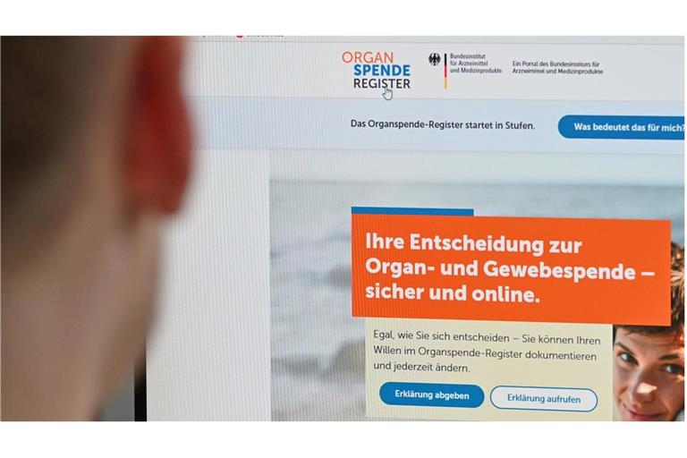 Eine Person sitzt vor einem Bildschirm, auf dem das Online-Registrierungsportal für Organspenden zu sehen ist. Laut einer Umfrage stehen viele Menschen einer Spende positiv gegenüber (Symbolfoto).