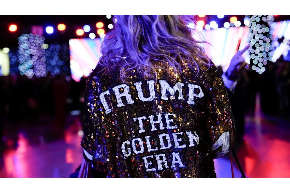 Eine Person trägt eine Jacke mit der Aufschrift "Trump The Golden Era" beim Liberty Ball in Washington.