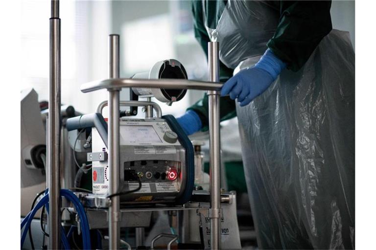 Eine Pflegekraft bedient eine Herz-Lungen-Maschine in einer Intensivstation. Foto: Fabian Strauch/dpa/Symbolbild