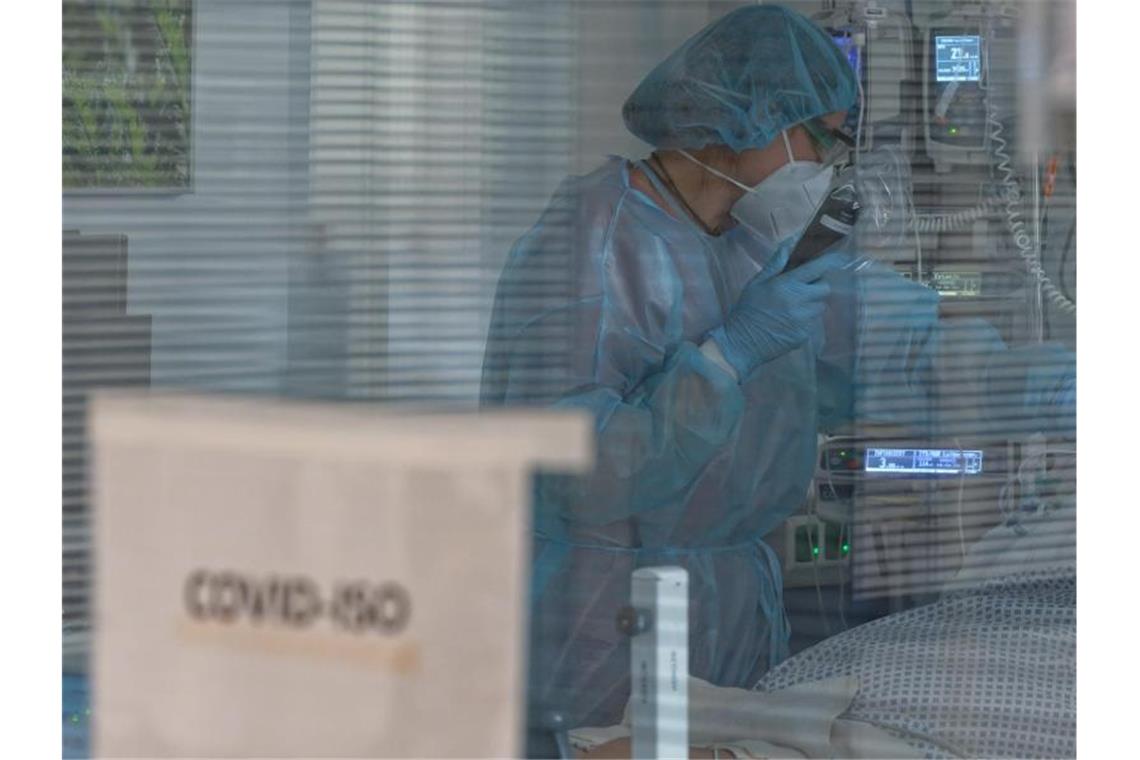 32.552 Corona-Neuinfektionen und 964 neue Todesfälle Eine Pflegerin versorgt in der Intensivstation eines Krankenhauses einen Coronapatienten. Foto: Henning Kaiser/dpa