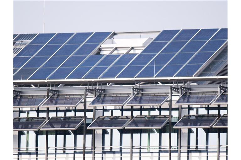 Eine Photovoltaikanlage auf einem Dach erzeugt Strom. Foto: Julian Stratenschulte/dpa/Symbolbild