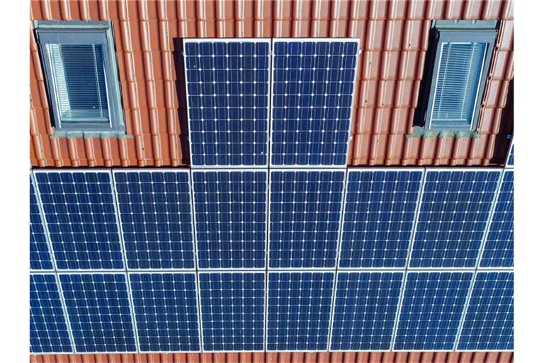 Eine Photovoltaikanlage ist auf einem Eigenheim angebracht. Foto: Patrick Pleul/dpa-Zentralbild/dpa/Archivbild