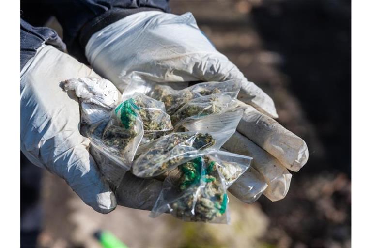 Eine Polizistin hält kleine Tütchen mit Marihuana in den Händen. Foto: Christophe Gateau/dpa/Symbolbild