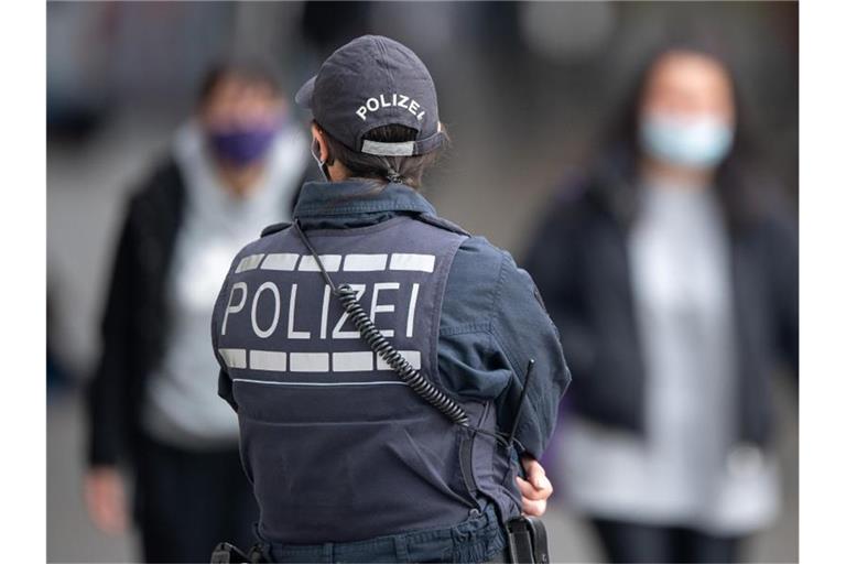 Eine Polizistin steht in der Stuttgart Innenstadt. Foto: Sebastian Gollnow/dpa/Archivbild