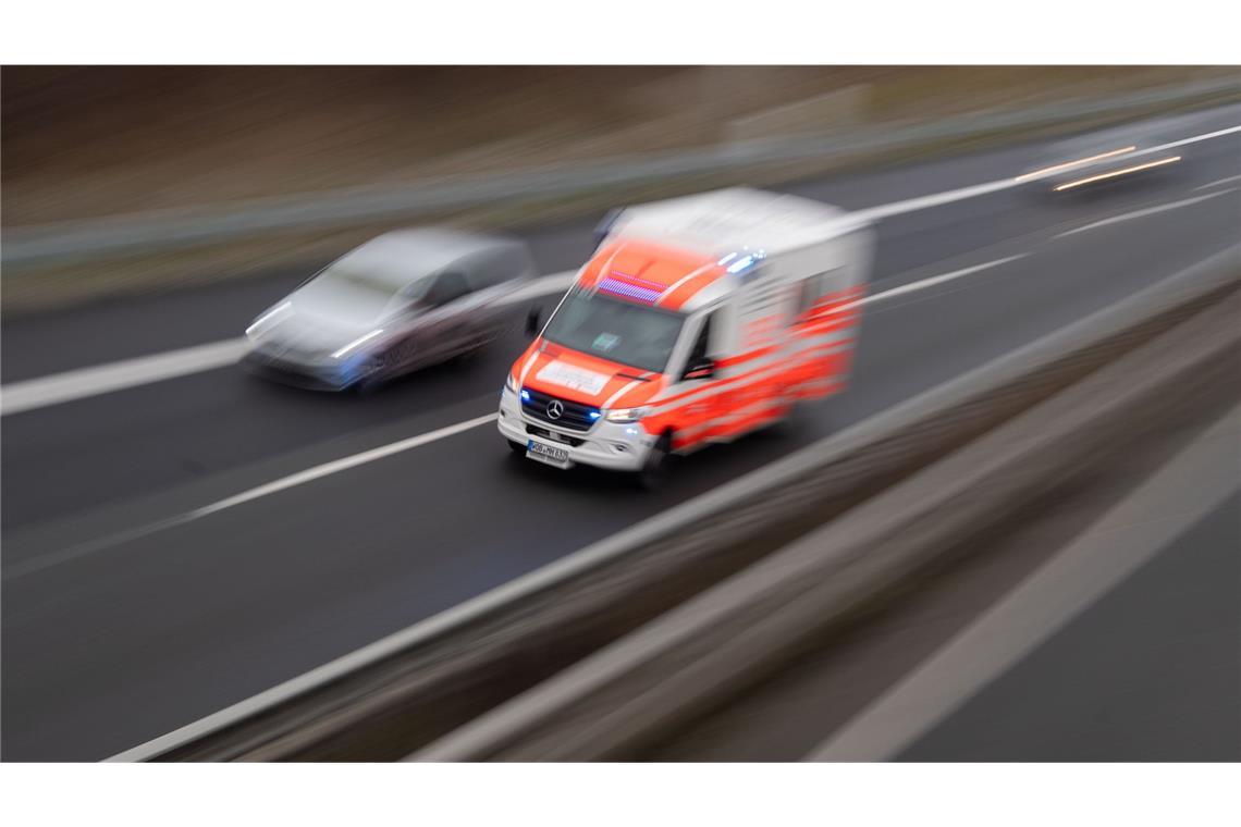 Eine Polizistin wurde im Polizeiauto eingeklemmt und musste von der Feuerwehr  befreit werden. (Symbolbild)