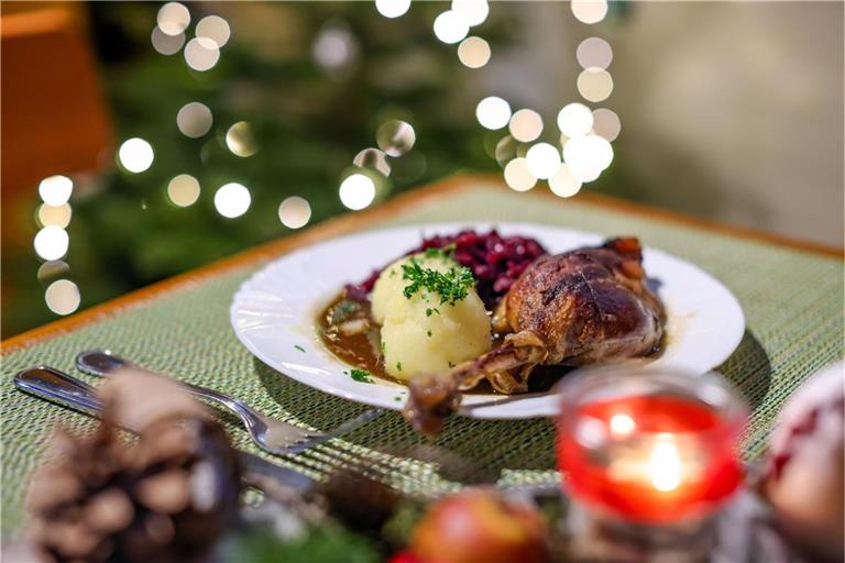 Eine Portion Gänsekeule mit Rotkraut und Klößen steht auf einem Tisch im Restaurant der Gänsezucht Eskildsen im sächsischen Wermsdorf.