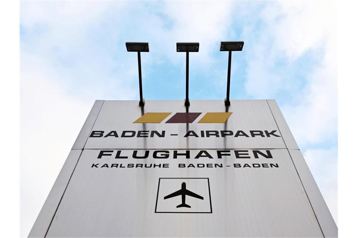 Eine Pylone mit der Aufschrift „Baden-Airpark Flughafen Karlsruhe Baden-Baden“, aufgenommen vor der Einfahrt in den Flughafen. Foto: Uli Deck/dpa/Archivbild