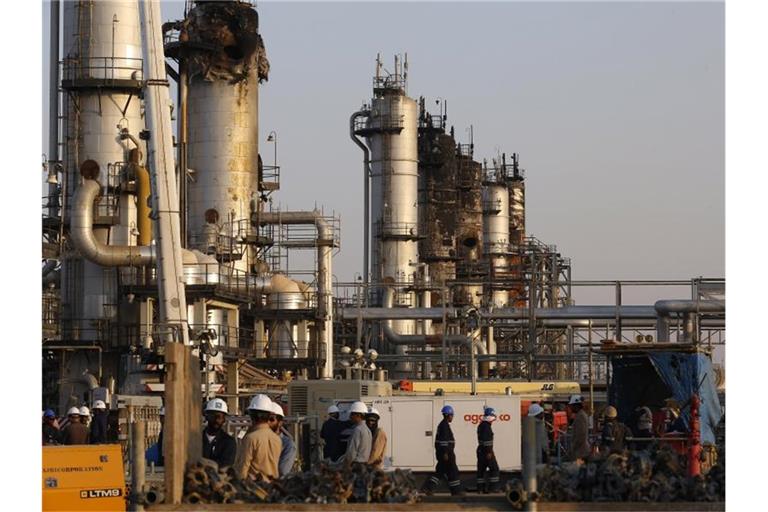 Eine Raffinierie des Ölkonzerns Aramco im saudi-arabischen Abkaik. Foto: Amr Nabil/AP/dpa