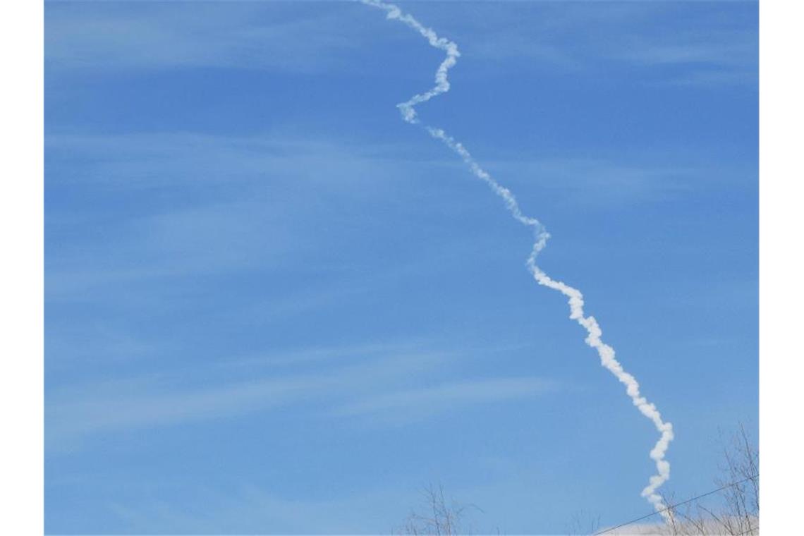 Eine Rauchspur ist am Himmel über der Luftwaffenbasis Vandenberg zu sehen. Mit dem Raketentest geht nun die Sorge nach einem Wettrüsten um. Foto: Gene Blevins/ZUMA Wire/dpa