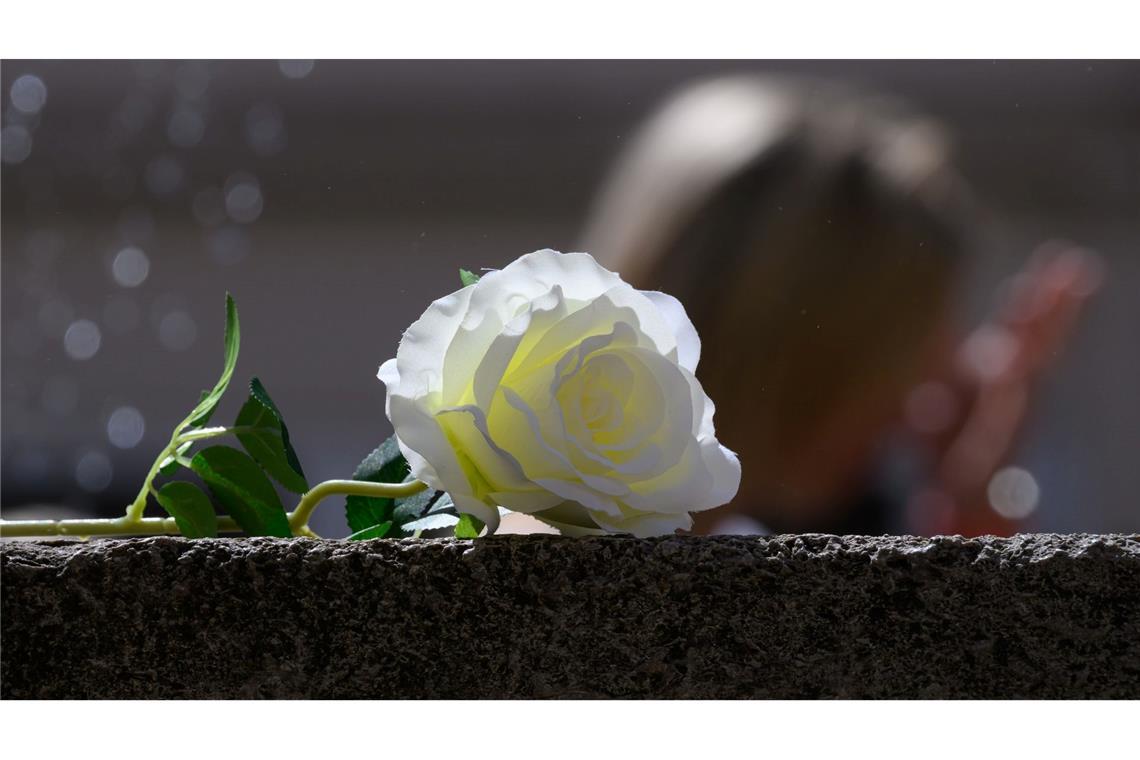 Eine Rose bei einem Gottesdienst für die getötete Valeriia: Das neunjährige Mädchen war am Morgen des 3. Juni auf dem Weg zur Schule spurlos verschwunden. Acht Tage später wurde ihre Leiche gefunden.