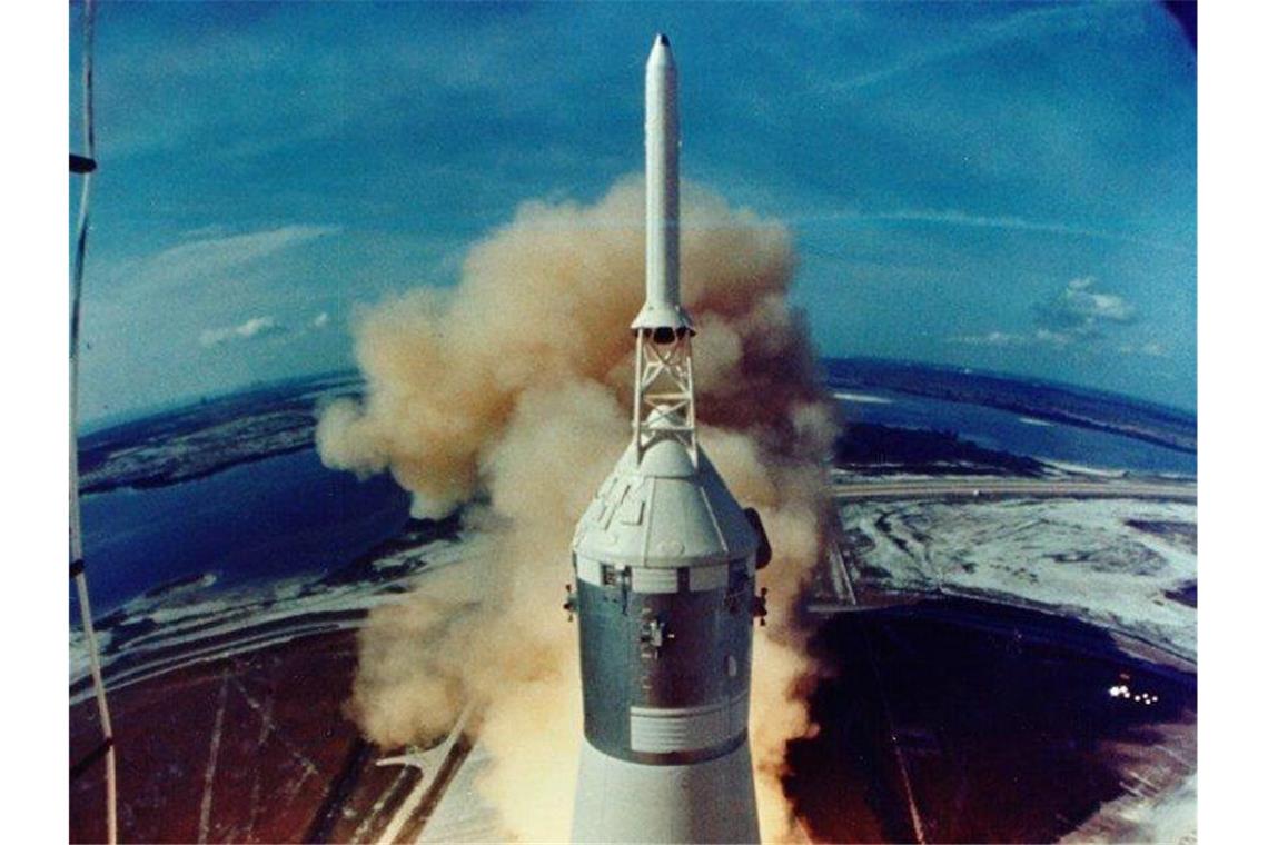 Eine rund 2900 Tonnen schwere Saturn-V-Trägerrakete startet vom Kennedy Space Center in Florida aus. Die Astronauten der Mission Apollo 11, Armstrong, Aldrin und Collins, flogen mit ihr 1969 zum Mond. Foto: Nasa