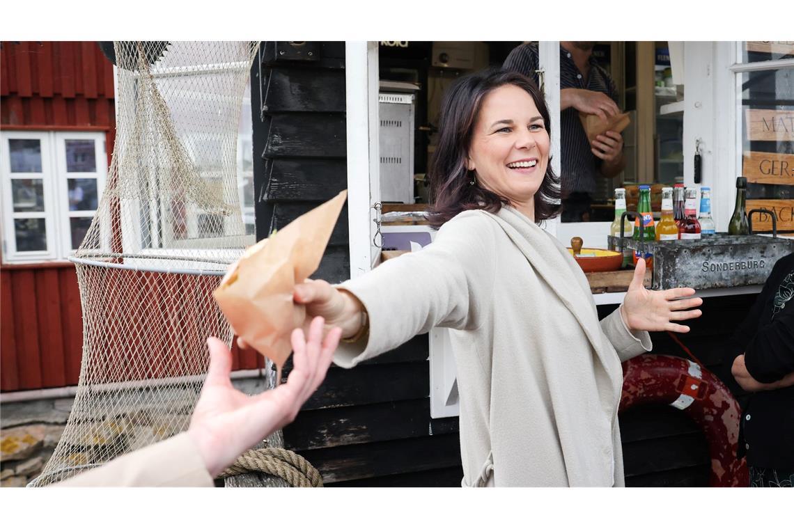 Eine Runde Fischbrötchen für das Team - Außenministerin Annalena Baerbock besucht den Hafen von Flensburg.