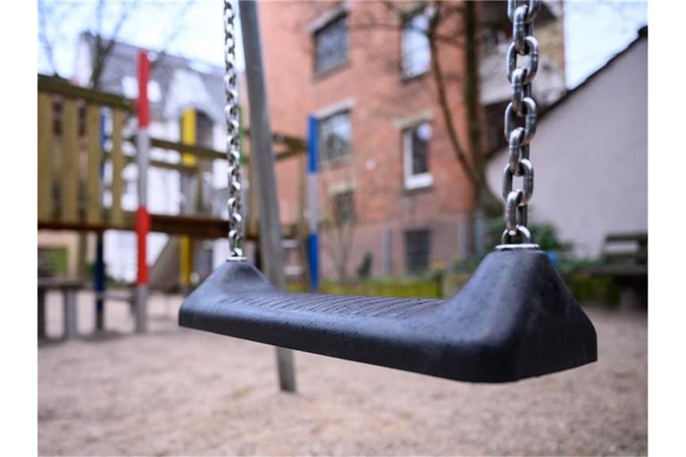 Eine Schaukel auf einem Spielplatz in Stuttgart. Foto: Sebastian Gollnow/dpa/Archivbild