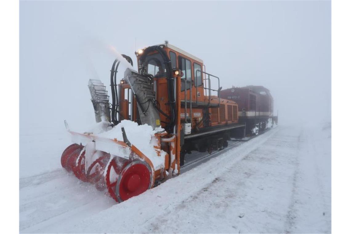 Sturm an der Küste und im Harz erwartet Eine Schneefräse der Harzer Schmalspurbahn räumt bei nebligem Wetter den Schnee aus den Gleisen auf dem Brocken. Foto: Matthias Bein/dpa-Zentralbild/dpa
