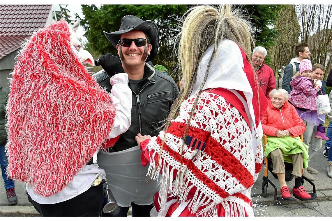 Eine schöne Unterhose und dazu Gesichtsbemalung. Der Faschingsfan wird von der N...