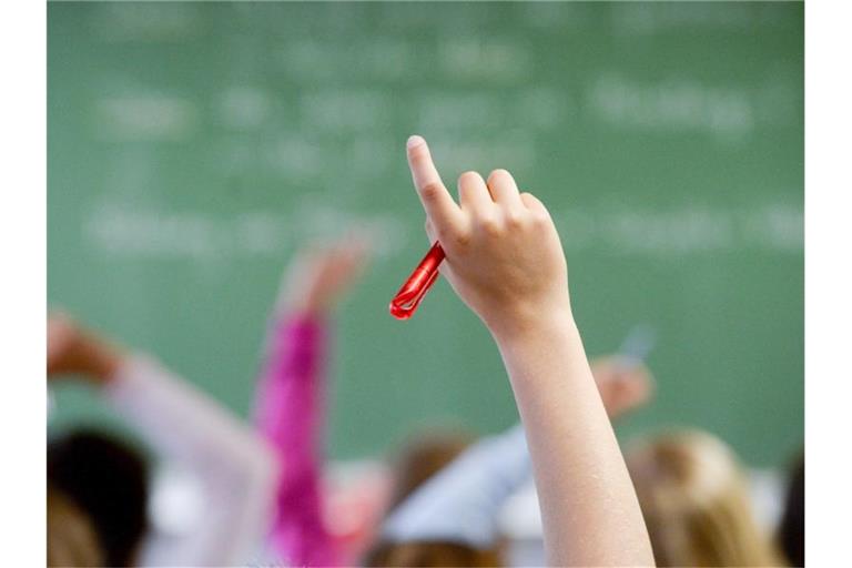 Eine Schülerin meldet in einem Klassenzimmer. Foto: picture alliance / Marijan Murat/dpa/Symbolbild