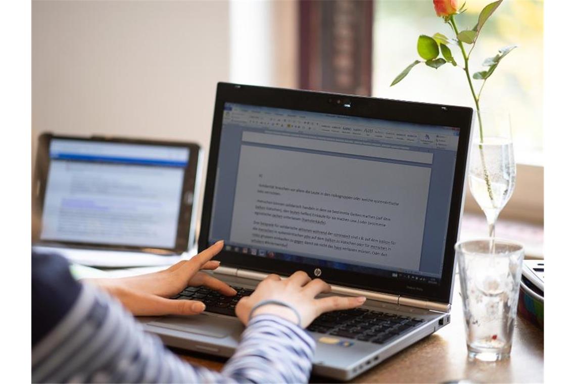 Bildungsverbände machen Front gegen Microsoft-Lernplattform Eine Schülerin sitzt in einem Arbeitszimmer und arbeitet für die Schule. Foto: Sebastian Gollnow/dpa/Archivbild