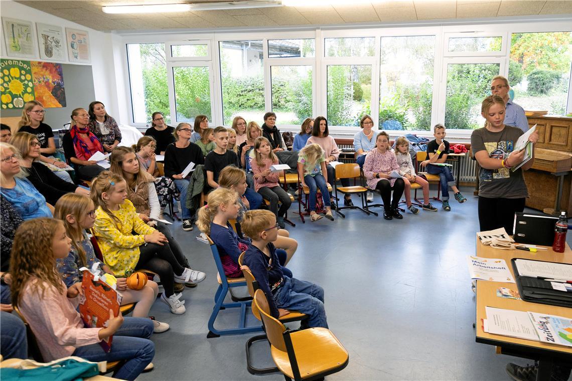 Eine Schülerin stellt das Sachbuch vor, das sie am besten findet. Foto: Alexander Becher