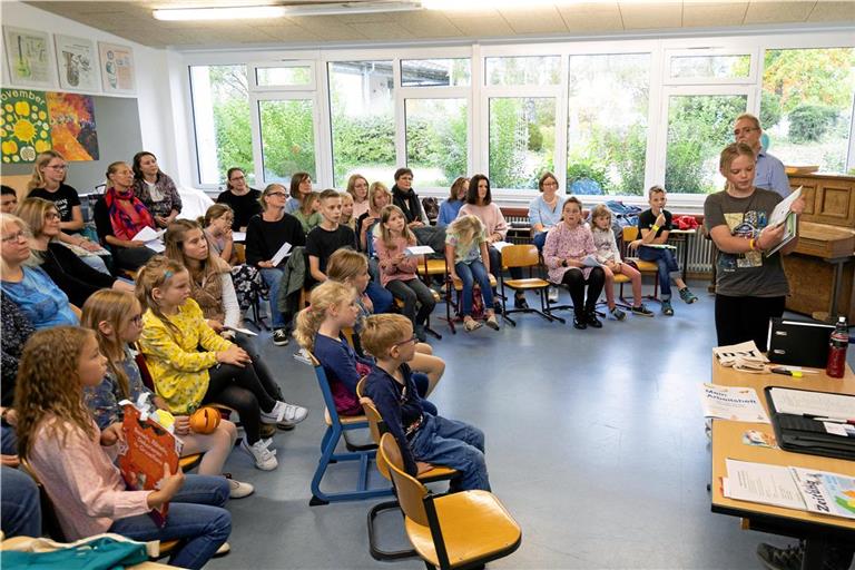 Eine Schülerin stellt das Sachbuch vor, das sie am besten findet. Foto: Alexander Becher