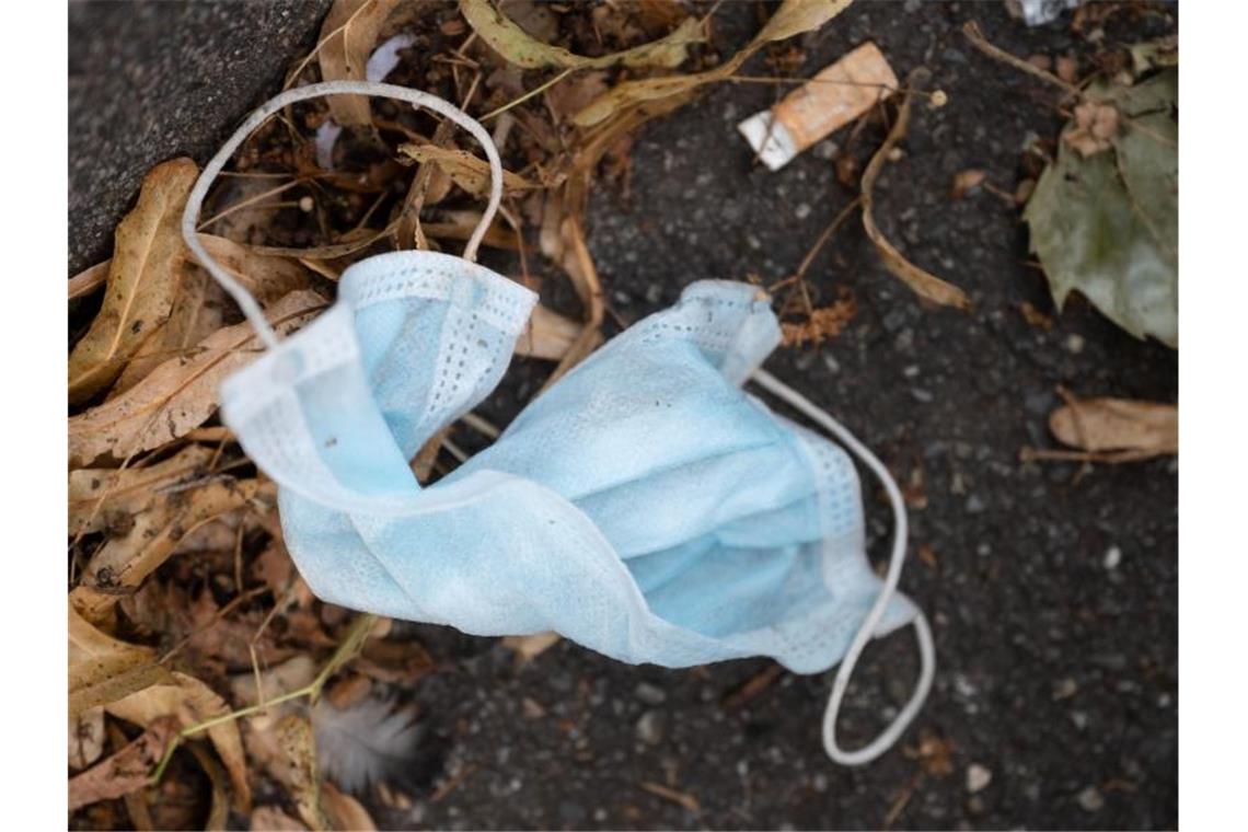 Habeck: Werden Wasserstoff importieren müssen Eine Schutzmaske liegt neben Laub und einer Zigarettenkippe auf dem Asphalt. ). Foto: Marijan Murat/dpa
